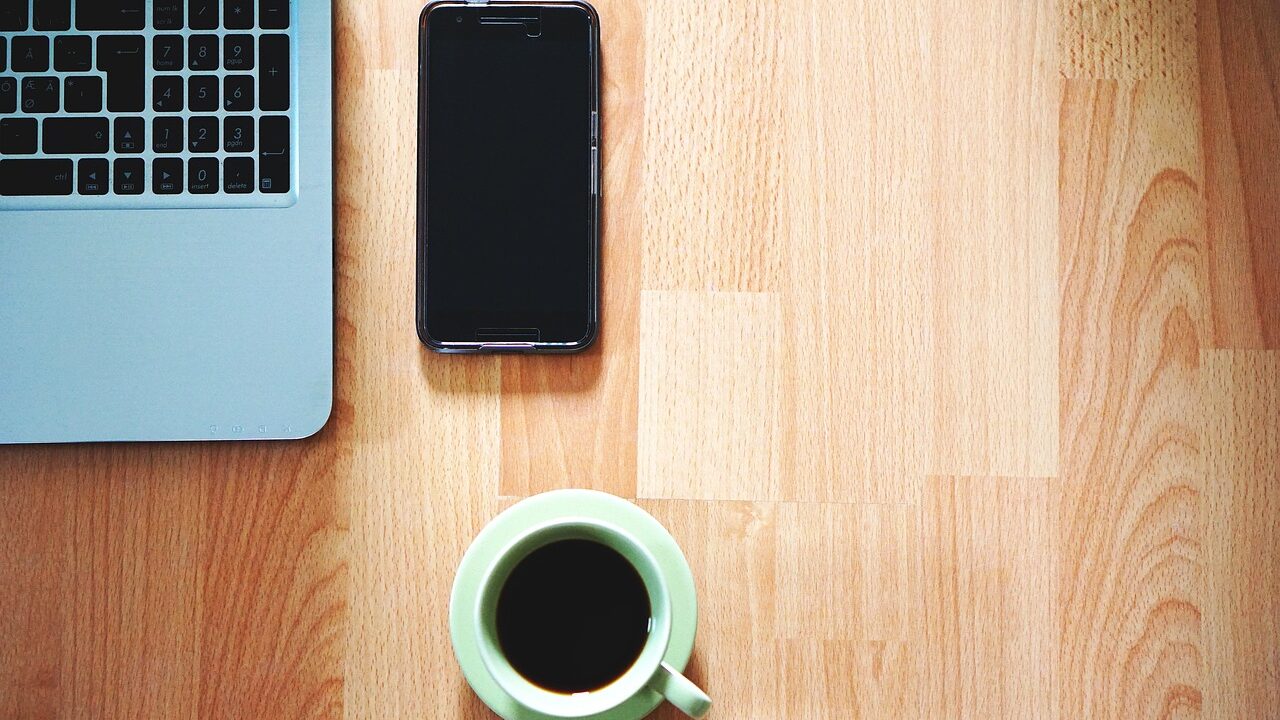 電話見積もりやオンライン相談をするときのスマホとノートパソコン