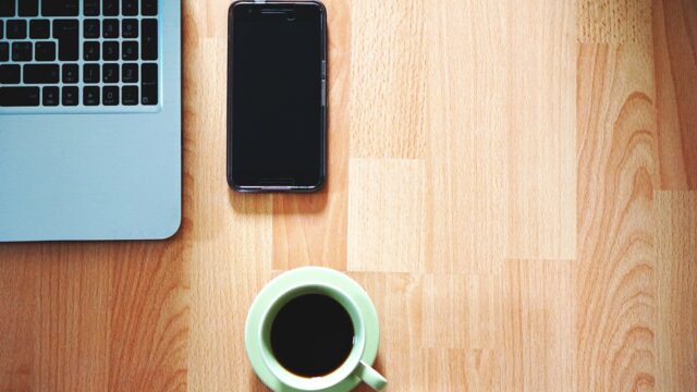 電話見積もりやオンライン相談をするときのスマホとノートパソコン