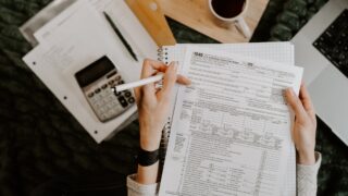 複数社の引越し見積もりを比較する書類と電卓