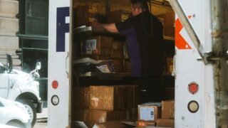 引越し前に荷物と搬出条件を確認する作業員
